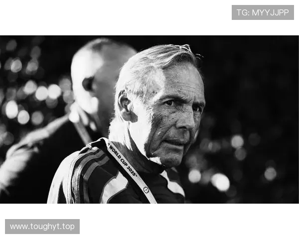 皇家马德里发布官方声明悼念博卡青年主帅鲁索深切哀悼并祝愿其安息